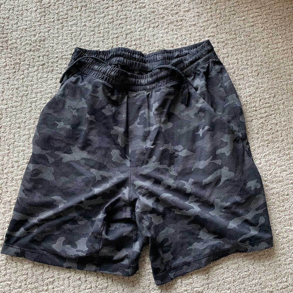 EUC men’s lululemon camo shorts, M